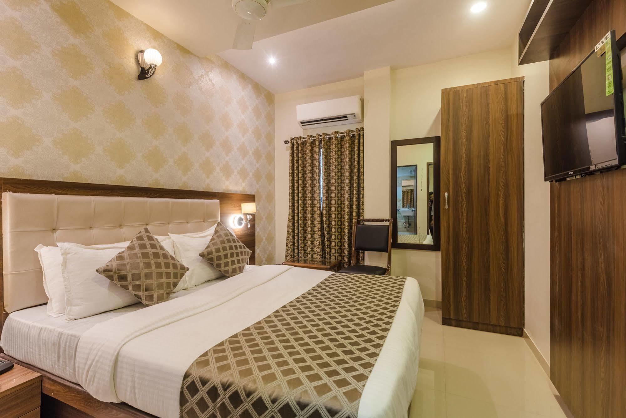 Hygienic Hotel Liberty Plaza มุมไบ ภายนอก รูปภาพ